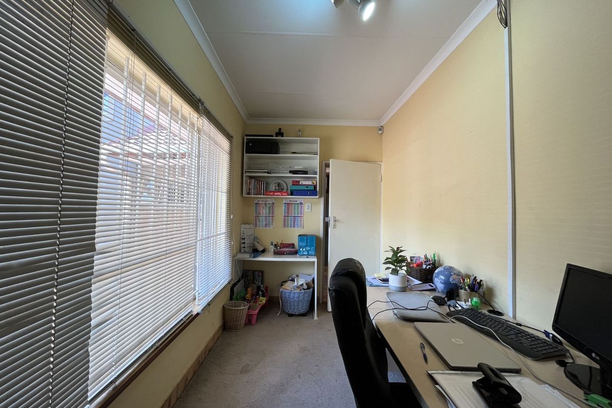 House For Sale in Murrayfield - Photo 4