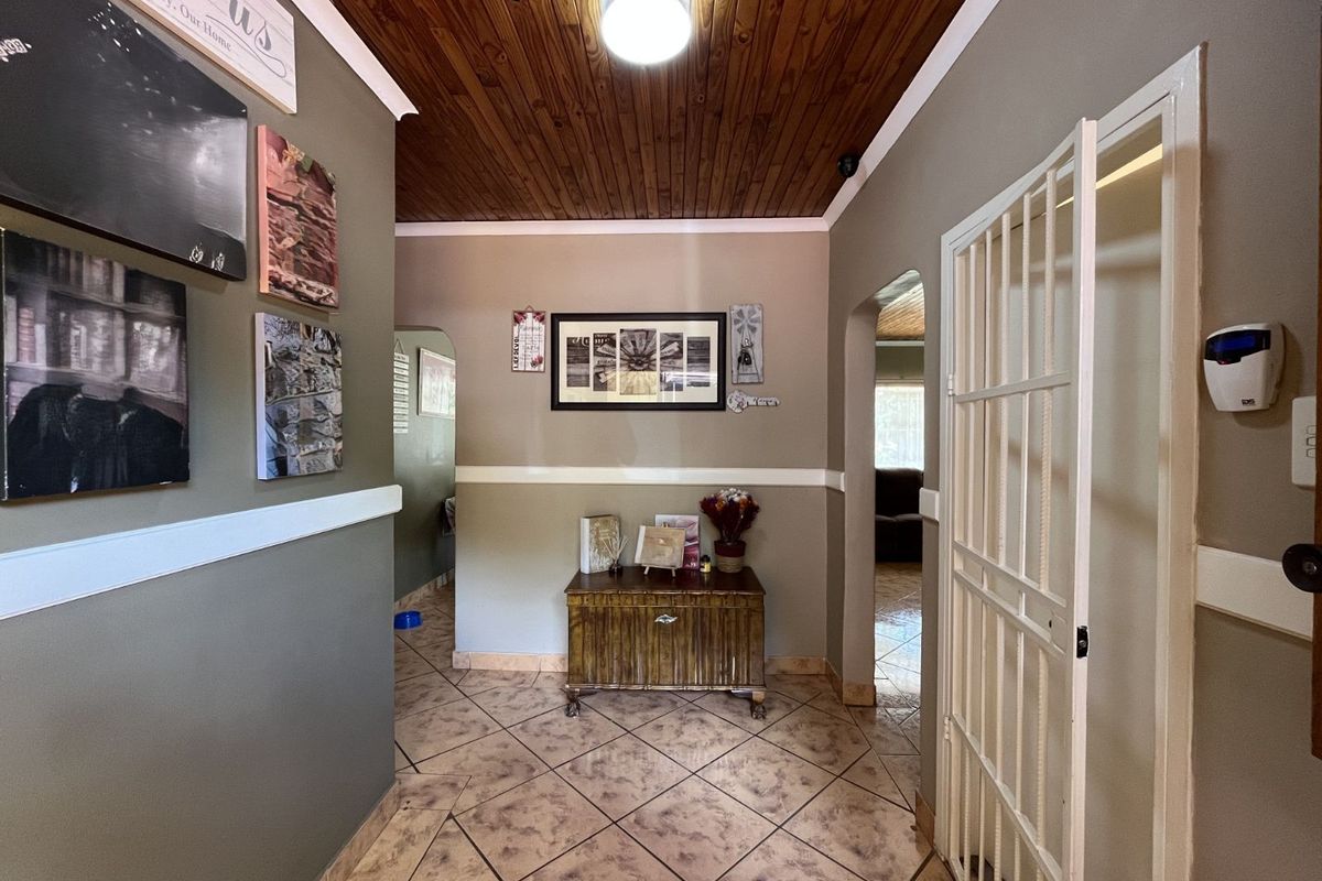 House For Sale in Murrayfield - Photo 3