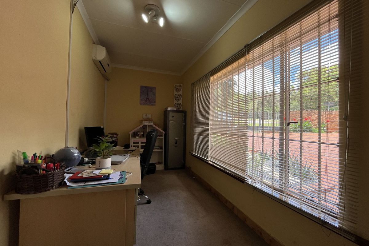 House For Sale in Murrayfield - Photo 5