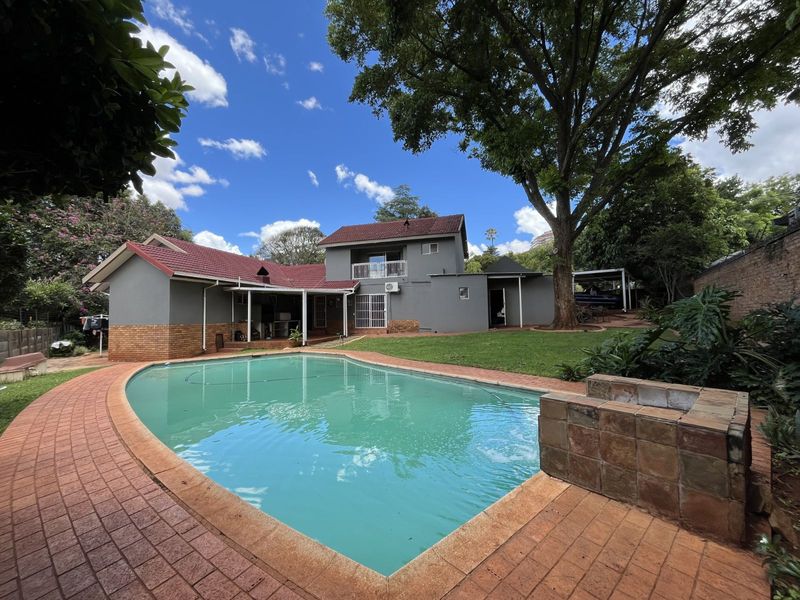 House For Sale in Murrayfield - Photo 2