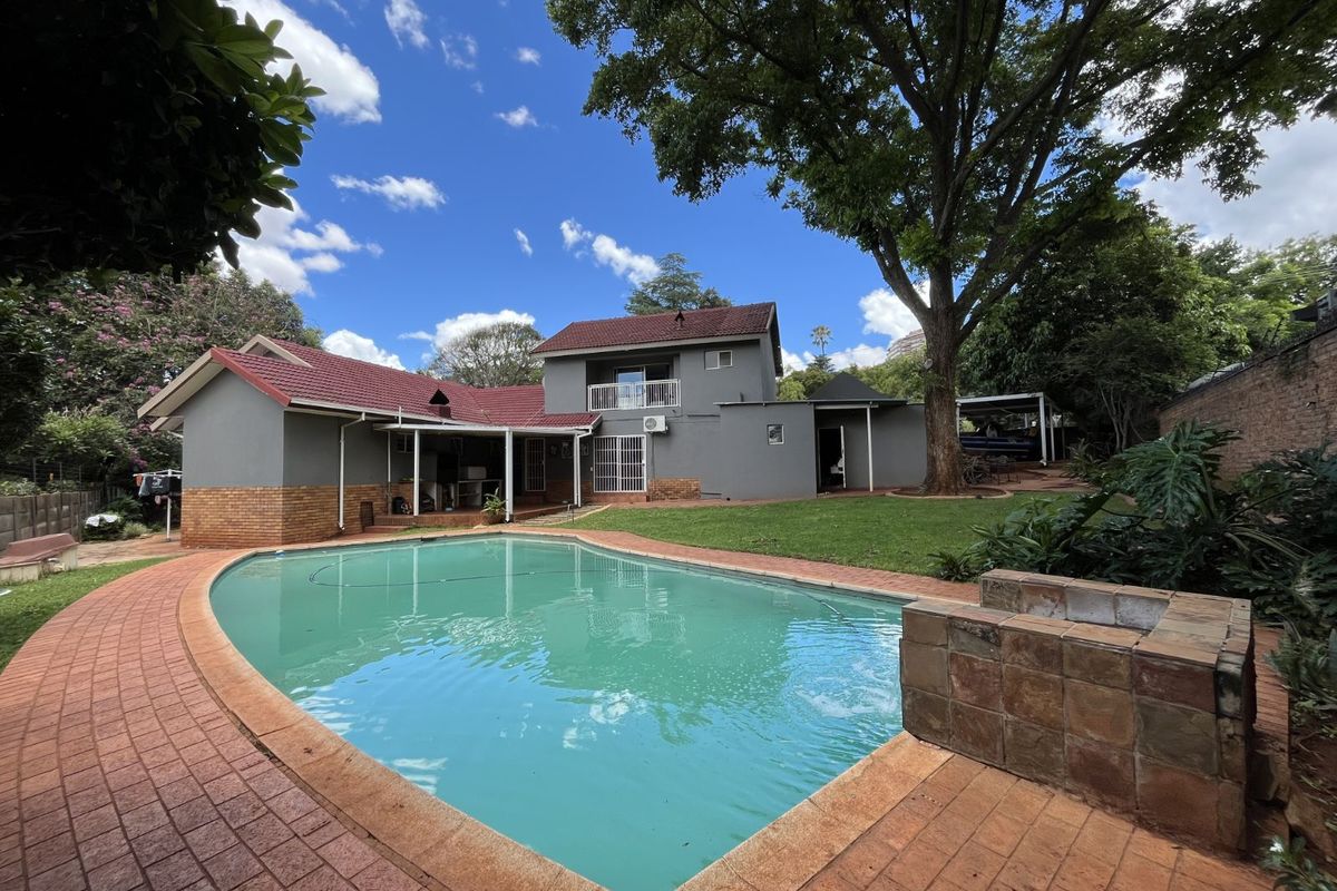 House For Sale in Murrayfield - Photo 2