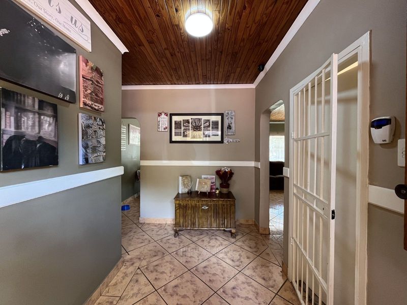 House For Sale in Murrayfield - Photo 2