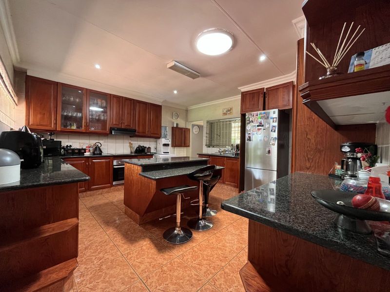 House For Sale in Murrayfield - Photo 9