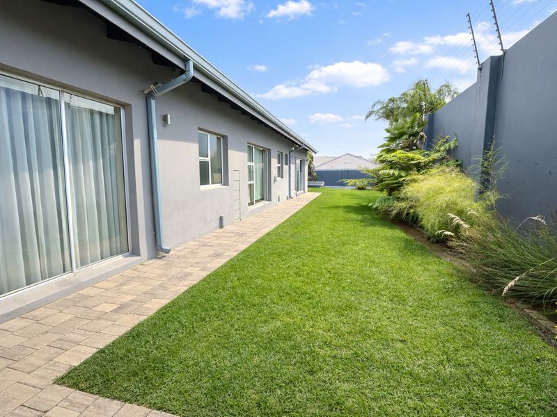 House For Sale in Douglasdale - Photo 5