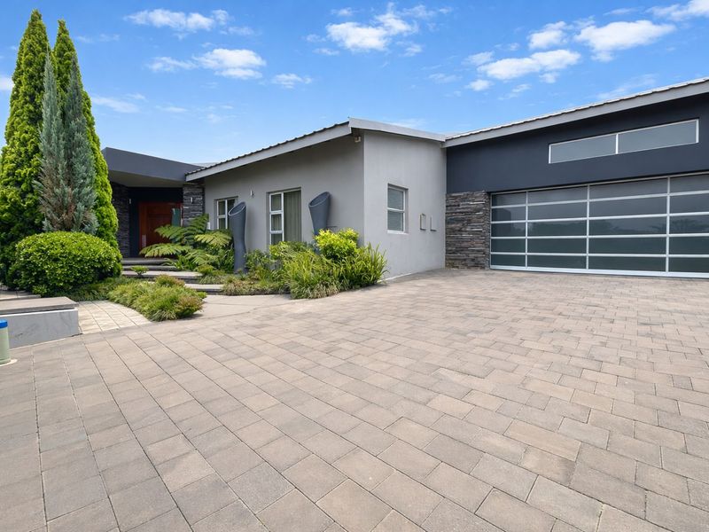 House For Sale in Douglasdale - Photo 2