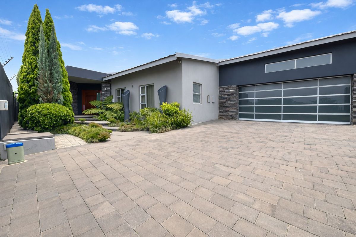 House For Sale in Douglasdale - Photo 2