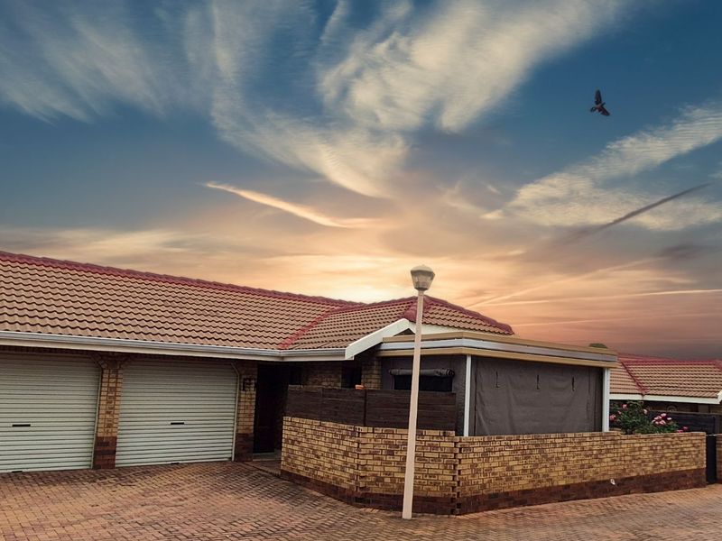 Townhouse For Sale in Die Hoewes - Photo 2