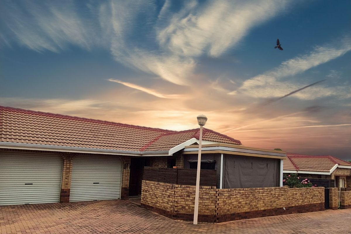 Townhouse For Sale in Die Hoewes - Photo 2