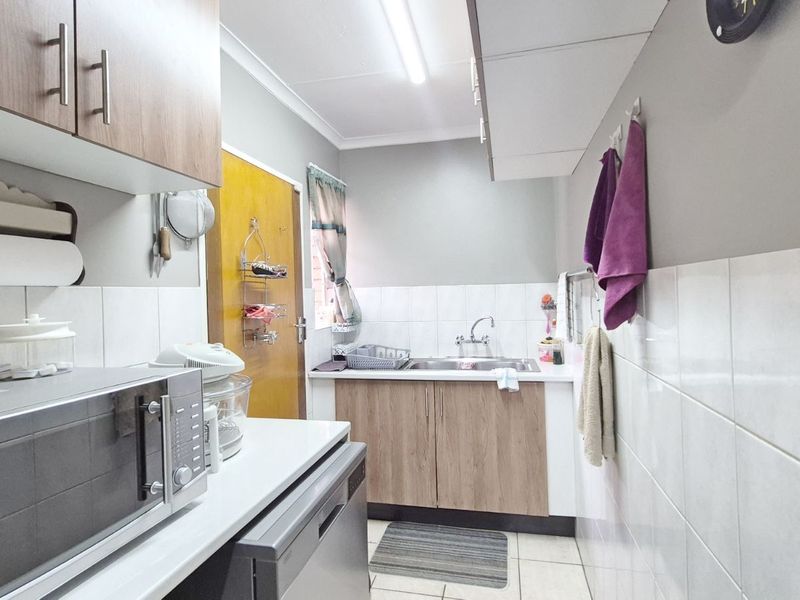 Townhouse For Sale in Die Hoewes - Photo 8