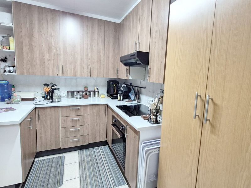 Townhouse For Sale in Die Hoewes - Photo 6