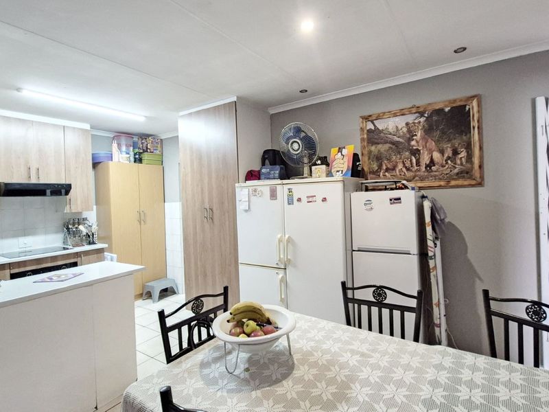 Townhouse For Sale in Die Hoewes - Photo 10