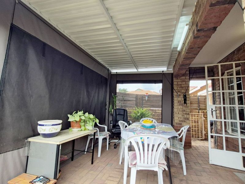 Townhouse For Sale in Die Hoewes - Photo 4