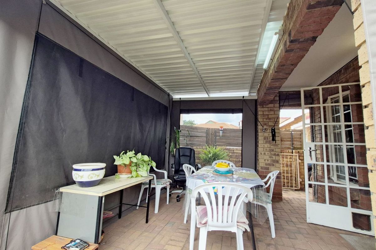 Townhouse For Sale in Die Hoewes - Photo 4