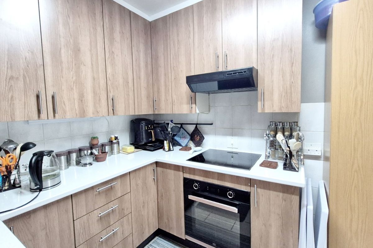 Townhouse For Sale in Die Hoewes - Photo 5