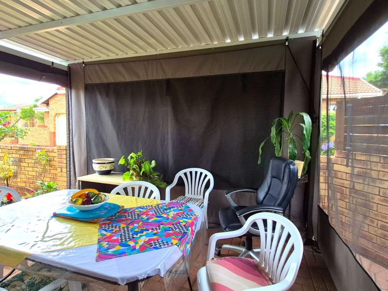 Townhouse For Sale in Die Hoewes - Photo 3