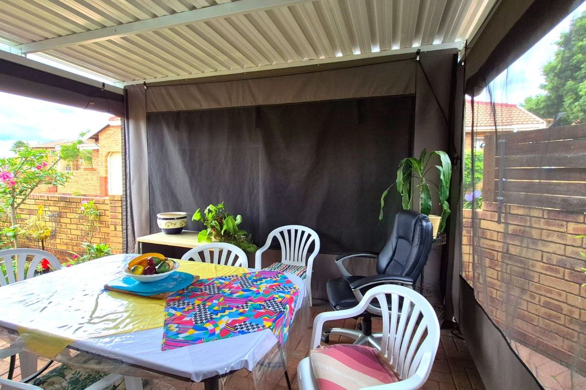 Townhouse For Sale in Die Hoewes - Photo 3