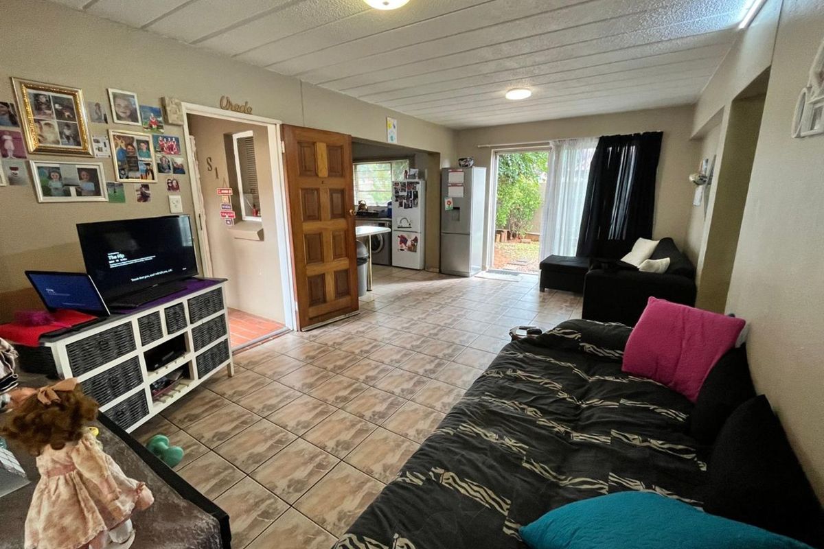 Townhouse For Sale in Witfield - Photo 2