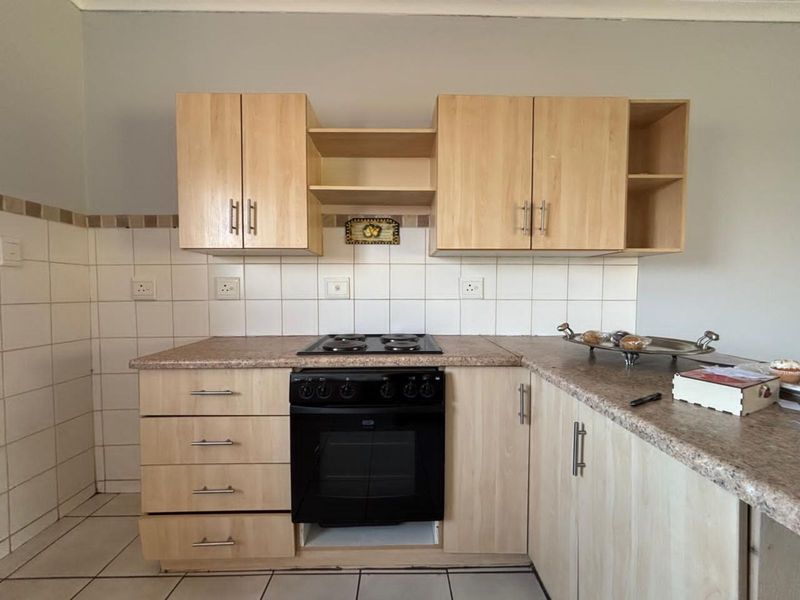 Townhouse For Sale in Minerva Gardens - Photo 5