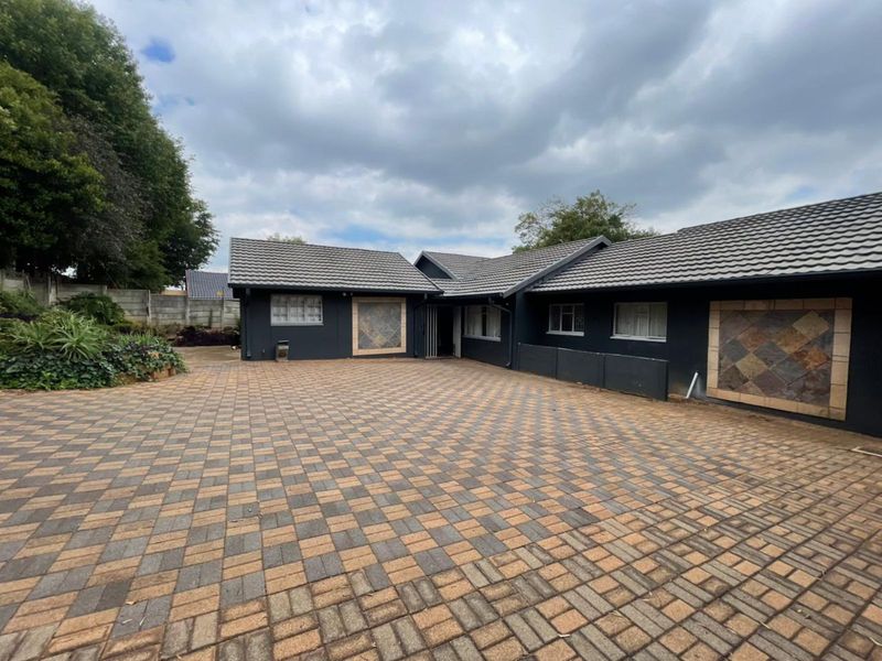 House For Sale in Helderkruin - Photo 2