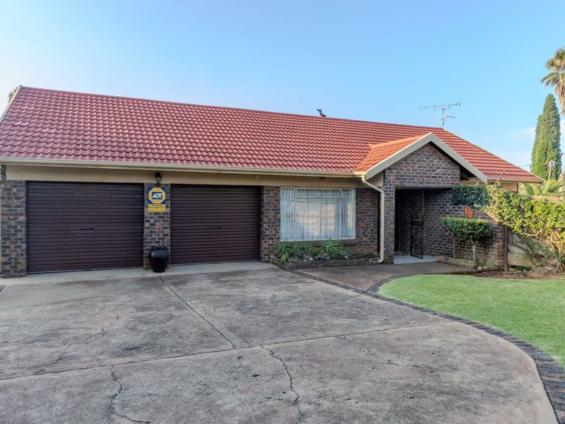 House For Sale in Birchleigh North - Photo 2