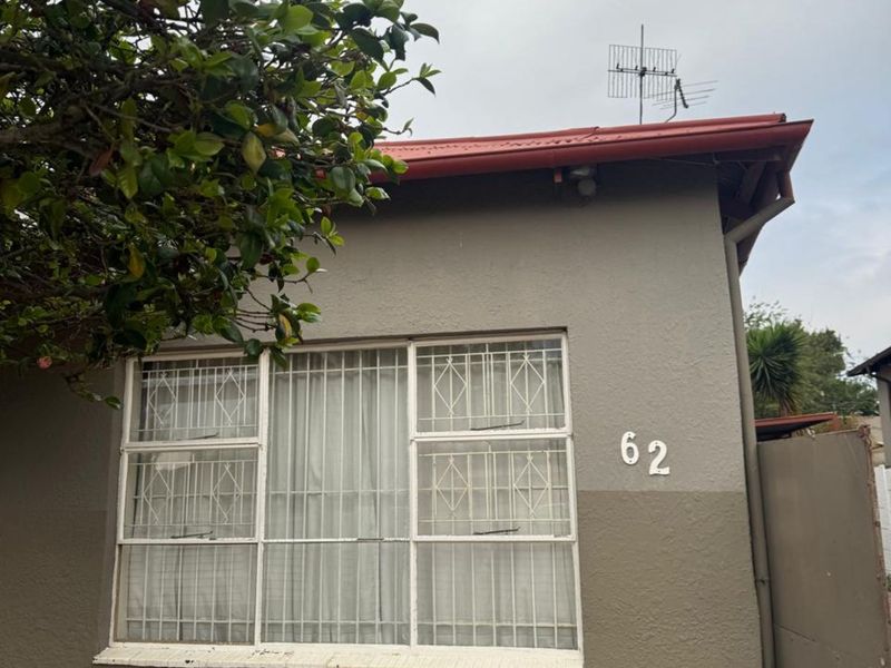 House For Sale in Westdene - Photo 2