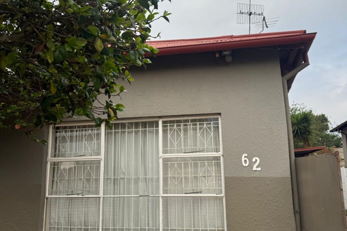 House For Sale in Westdene - Photo 2