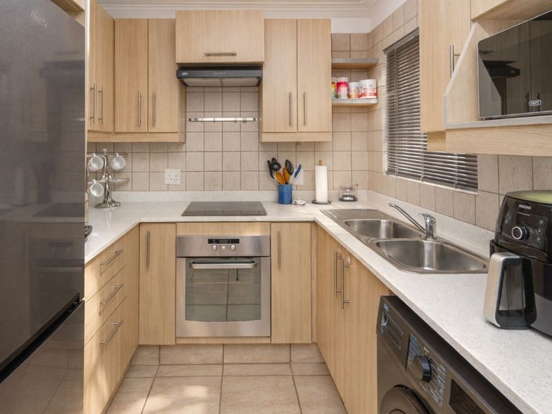 Townhouse For Sale in Edenburg - Photo 6