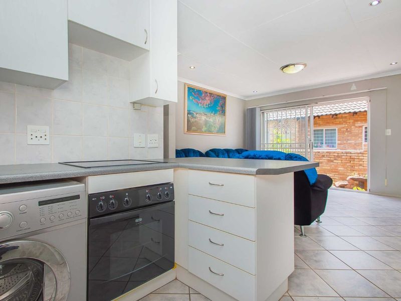 Townhouse For Sale in Weltevreden Park - Photo 10