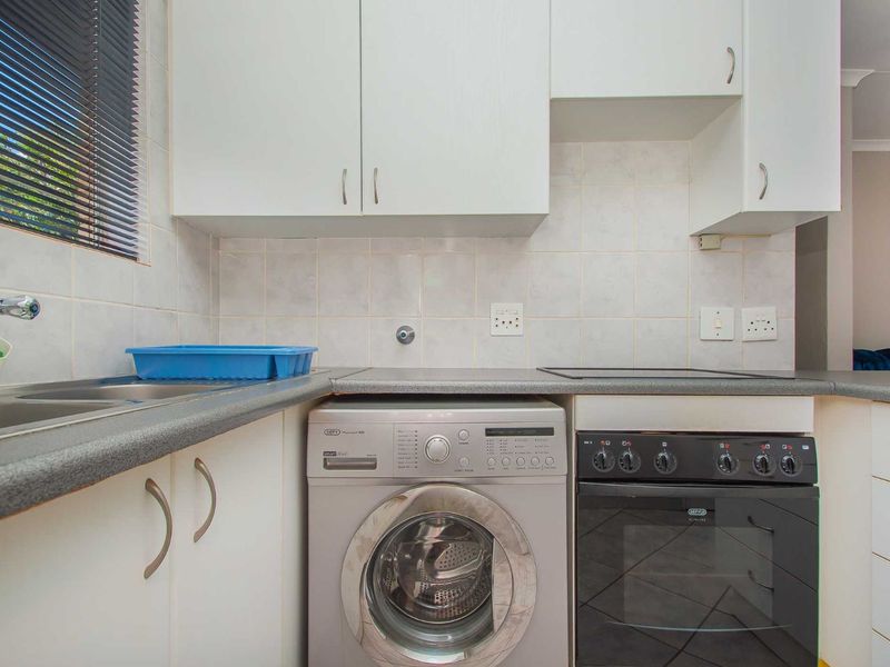 Townhouse For Sale in Weltevreden Park - Photo 9