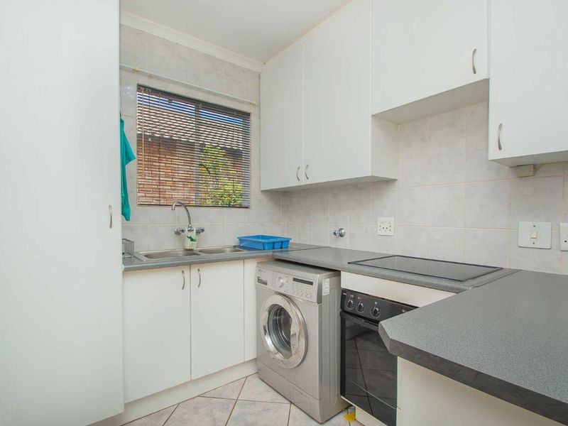 Townhouse For Sale in Weltevreden Park - Photo 8