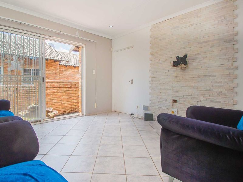Townhouse For Sale in Weltevreden Park - Photo 7