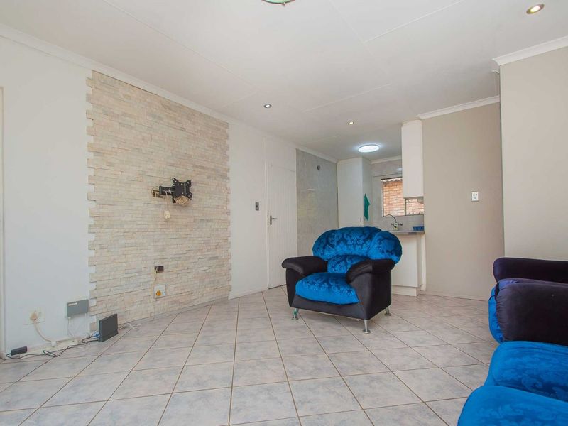 Townhouse For Sale in Weltevreden Park - Photo 6