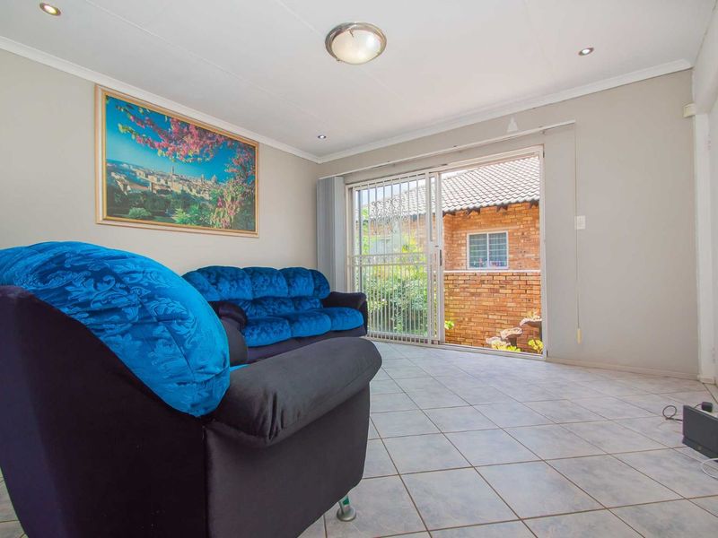 Townhouse For Sale in Weltevreden Park - Photo 3