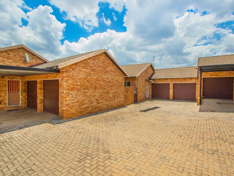 Townhouse For Sale in Weltevreden Park - Photo 2