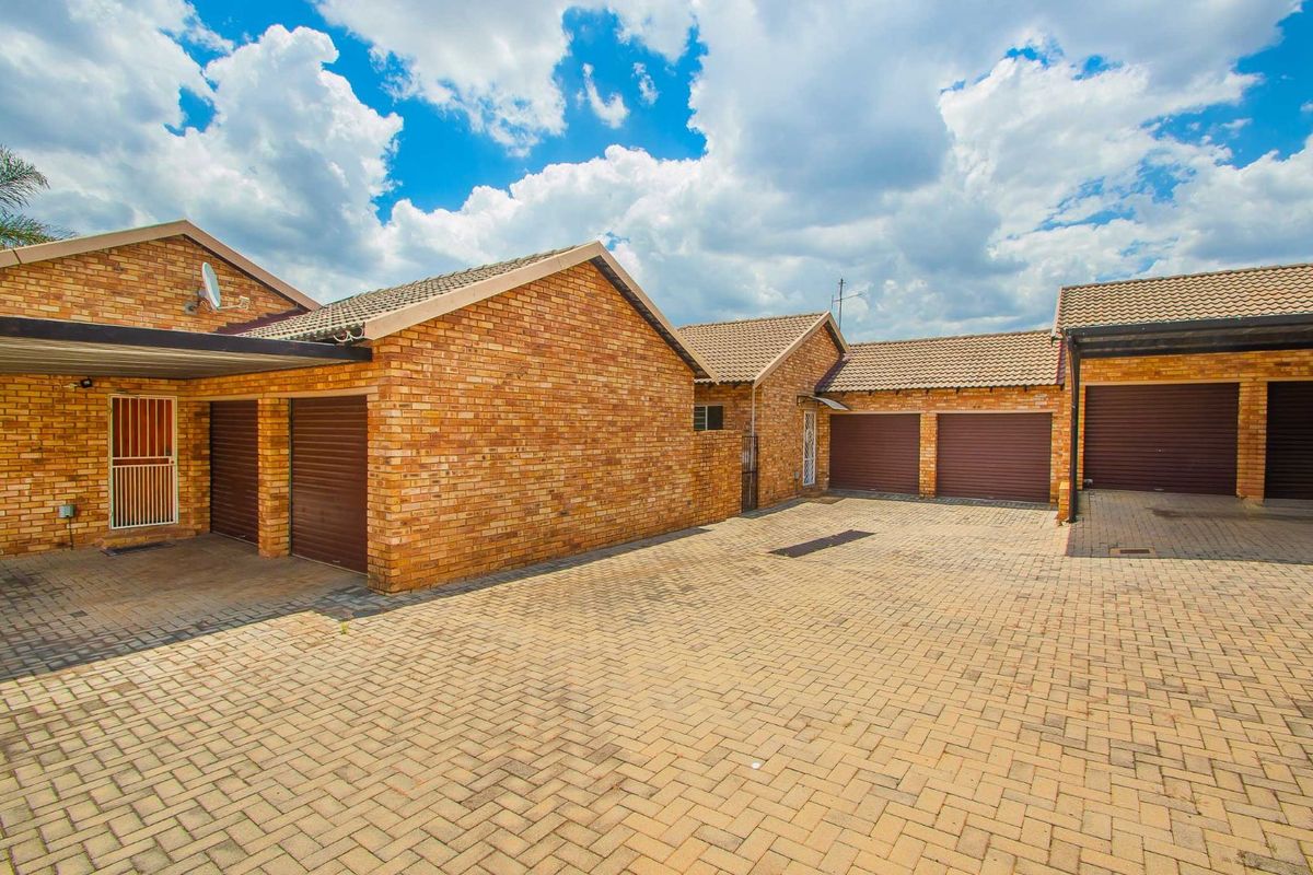 Townhouse For Sale in Weltevreden Park - Photo 2