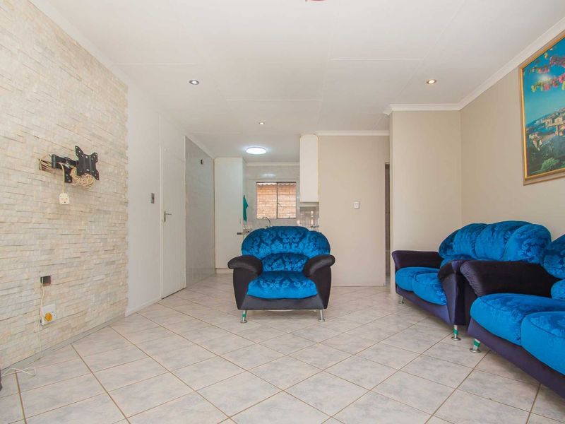 Townhouse For Sale in Weltevreden Park - Photo 5