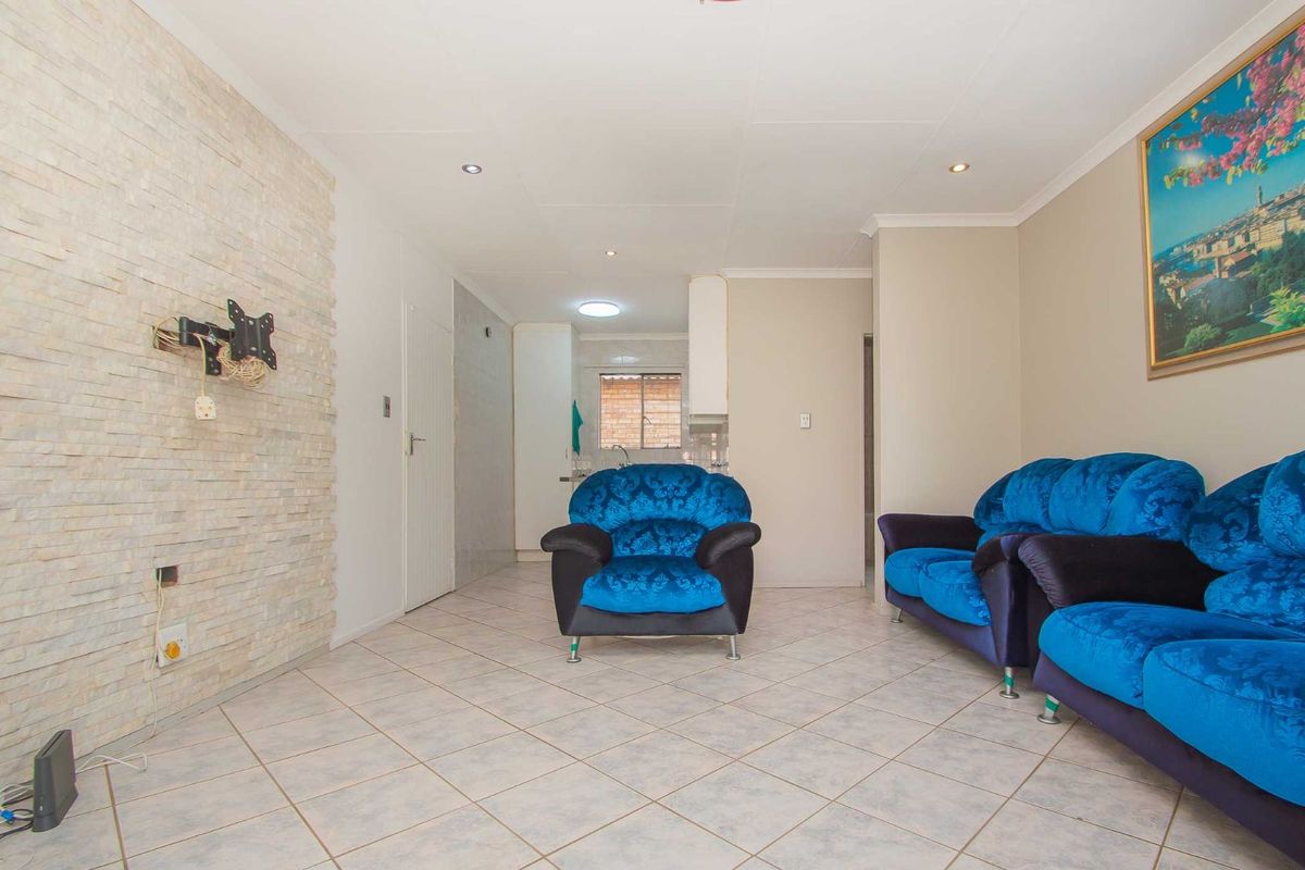 Townhouse For Sale in Weltevreden Park - Photo 5