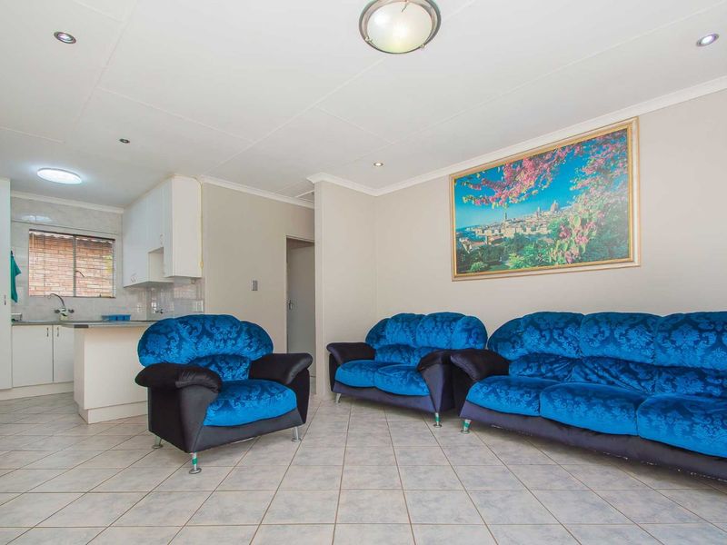 Townhouse For Sale in Weltevreden Park - Photo 4