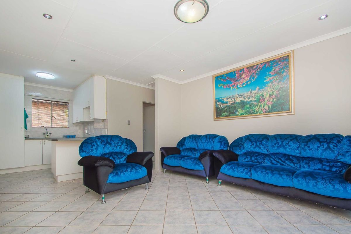 Townhouse For Sale in Weltevreden Park - Photo 4