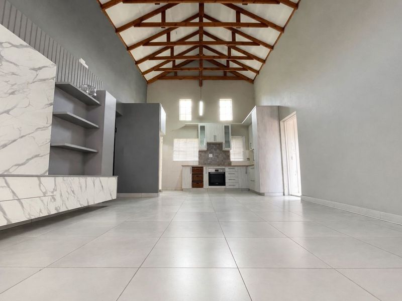 Townhouse For Sale in Ermelo Central - Photo 2