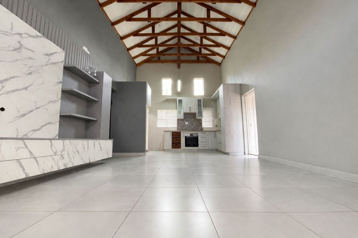 Townhouse For Sale in Ermelo Central - Photo 2