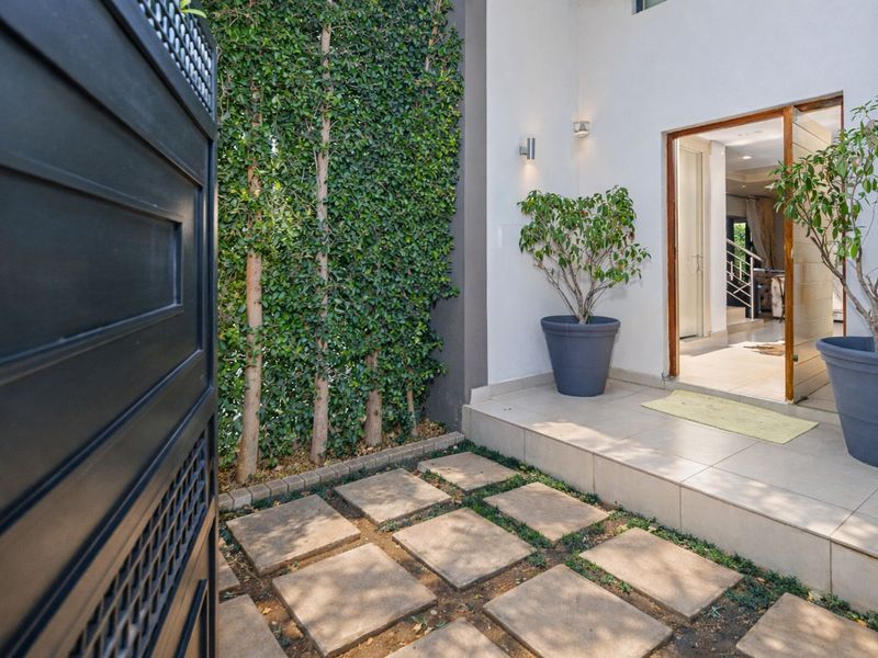 House For Sale in Bryanston - Photo 2