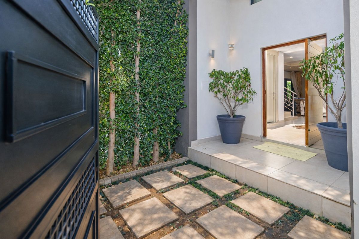 House For Sale in Bryanston - Photo 2