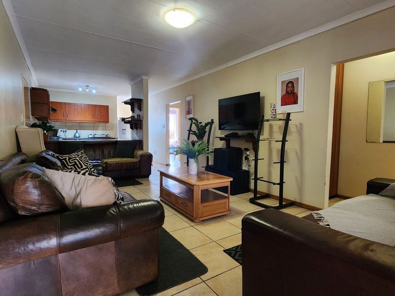 Townhouse For Sale in Bendor - Photo 4