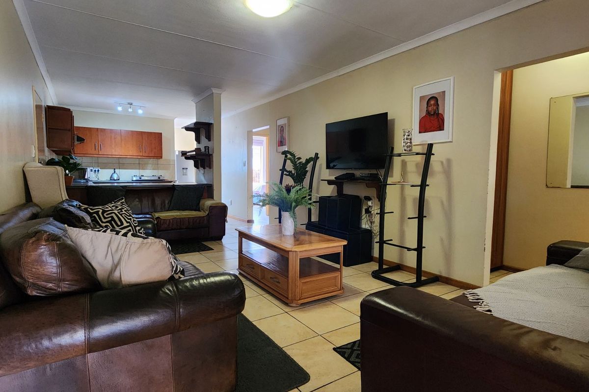 Townhouse For Sale in Bendor - Photo 4