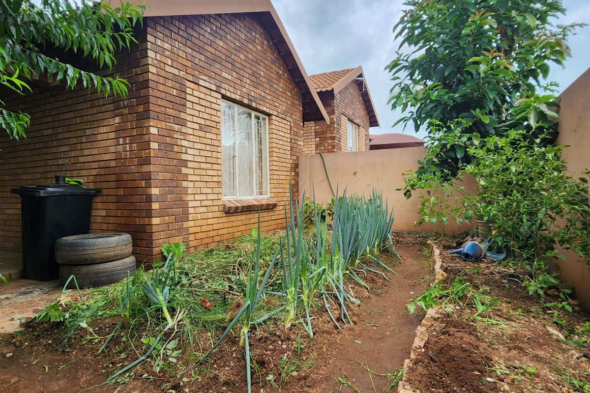 Townhouse For Sale in Bendor - Photo 3