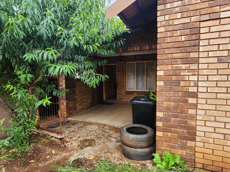 Townhouse For Sale in Bendor - Photo 2