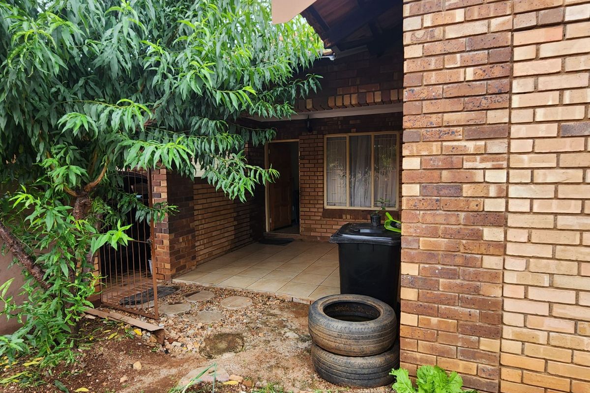 Townhouse For Sale in Bendor - Photo 2