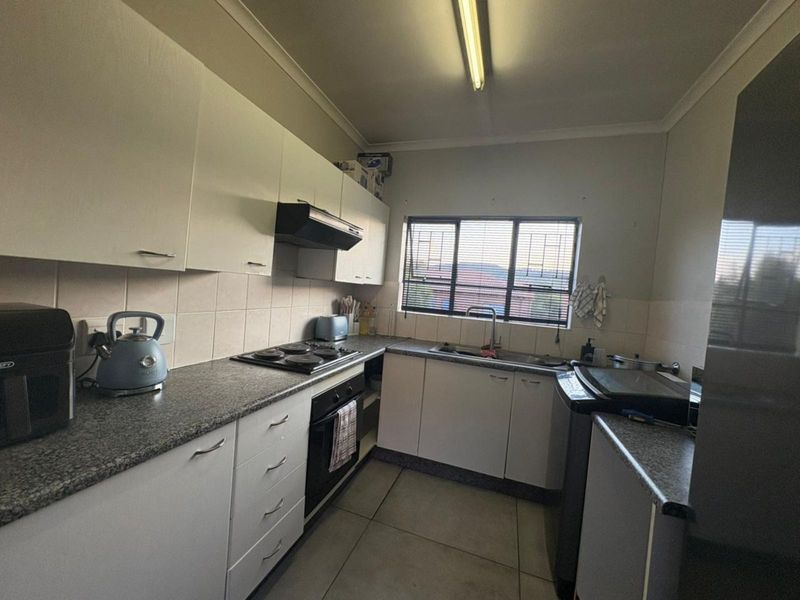 Townhouse For Sale in Wilgeheuwel - Photo 6