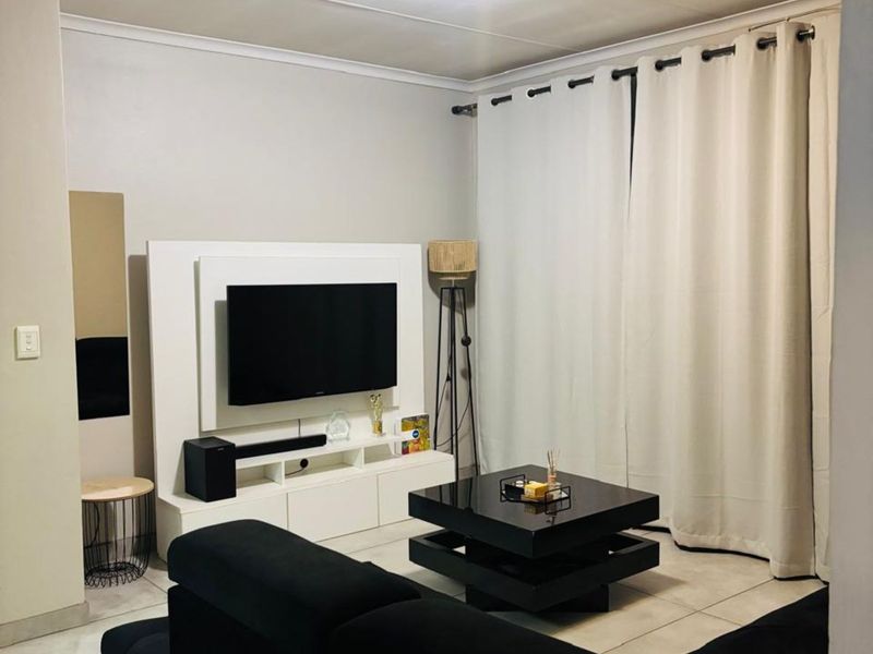 Townhouse For Sale in Wilgeheuwel - Photo 2